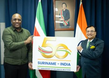 jubileumlogo markeert 50 jaar diplomatieke betrekkingen Suriname India 2 Minister Melvin Bouva van Buitenlandse Zaken, Internationale Handel en Samenwerking (BIS) heeft vrijdag 23 januari 2026 samen met de Indiase ambassadeur in Suriname, Subhash Prasad Gupta, een gezamenlijk jubileumlogo gepresenteerd ter markering van 50 jaar diplomatieke betrekkingen tussen Suriname en India. De diplomatieke relatie tussen beide landen werd op 23 januari 1976 aangegaan.
