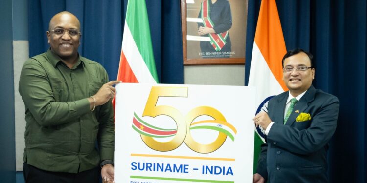 jubileumlogo markeert 50 jaar diplomatieke betrekkingen Suriname India 2 Minister Melvin Bouva van Buitenlandse Zaken, Internationale Handel en Samenwerking (BIS) heeft vrijdag 23 januari 2026 samen met de Indiase ambassadeur in Suriname, Subhash Prasad Gupta, een gezamenlijk jubileumlogo gepresenteerd ter markering van 50 jaar diplomatieke betrekkingen tussen Suriname en India. De diplomatieke relatie tussen beide landen werd op 23 januari 1976 aangegaan.