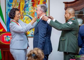kab 2 De vertrekkende Amerikaanse ambassadeur in Suriname, Robert Faucher, is door president Jennifer Simons onderscheiden met het Grootlint in de Ere-orde van de Palm. De decoratie vond plaats op dinsdag 27 januari 2026 tijdens een afscheidsceremonie op het Presidentieel Paleis, in verband met het einde van zijn diplomatieke missie in Suriname.