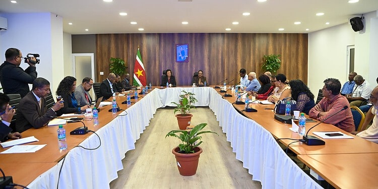 kab 30126 2 De regering en Ravaksur Plus hebben op vrijdag 30 januari 2026 overleg gevoerd op het Kabinet van de President over de verbetering van de rechtspositie van ambtenaren en bredere arbeidsvraagstukken. Bij het onderhoud waren onder anderen Jennifer Simons, Gregory Rusland, Adelien Wijnerman en Marinus Bee aanwezig.