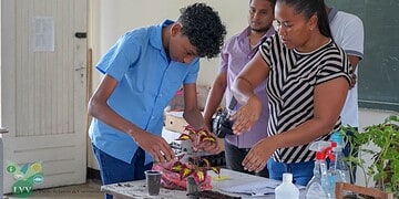 lvv b LVV verzorgde praktijklessen landbouw voor 145 leerlingen op de J.E. Dennertschool, met focus op plantvermeerdering en het belang van duurzame voedselzekerheid.