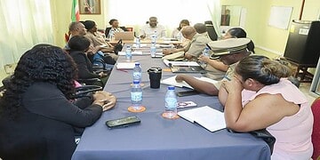 min RO dcs Het ministerie van Regionale Ontwikkeling (RO) versterkt de samenwerking met districtscommissarissen in Sipaliwini om agrarische projecten en gemeenschapsbossen beter te ondersteunen. Lees verder voor meer ....