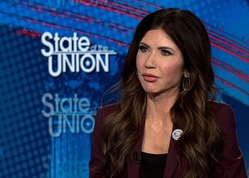 noem thumb cln Zeventig Democraten steunen een impeachment tegen minister Noem vanwege misstanden bij Binnenlandse Veiligheid. Lees verder voor alle details.