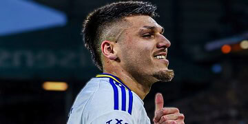 piroe Joël Piroe geniet bij Leeds United, maar krijgt weinig speeltijd en weigert aanbiedingen van andere clubs. Benieuwd naar zijn toekomst? Lees het hele verhaal hier ....