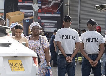 politie 909 De regering betuigt diep medeleven na het zware ongeluk op de Johannes Mungrastraat en roept op tot veilig rijgedrag. Lees