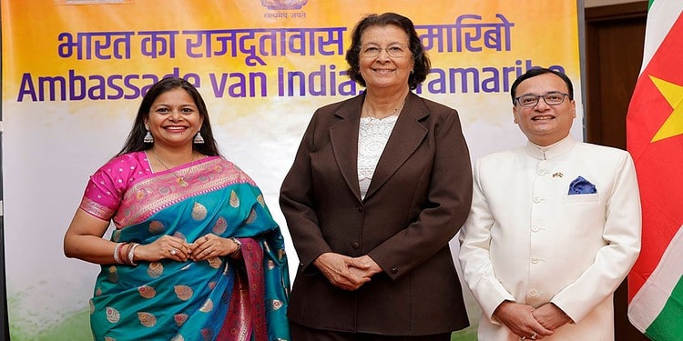 India viert 77e Republieksdag in Paramaribo en markeert 50 jaar diplomatieke banden met Suriname 1 president india ambassadeur Tijdens een receptie in Paramaribo ter gelegenheid van de 77e Republieksdag van India heeft Subhash P. Gupta de Indiase ambassadeur de nadruk gelegd op democratische waarden, economische en technologische vooruitgang en de ‘gouden jubileum’-mijlpaal van 50 jaar diplomatieke betrekkingen tussen India en Suriname.