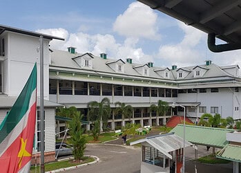 s Lands Hospitaal suriname In 's Lands Hospitaal werd het eerste kindje van 2026 geboren, een gezonde jongen. Het team feliciteert de families en bedankt de verloskamer. Lees meer