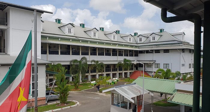 s Lands Hospitaal suriname In 's Lands Hospitaal werd het eerste kindje van 2026 geboren, een gezonde jongen. Het team feliciteert de families en bedankt de verloskamer. Lees meer