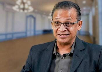 Nog geen salaris voor vlak voor de verkiezing aangenomen ambtenaren 4 wedperkash joeloemsingh Veel mensen werkten maanden zonder salaris door onduidelijke dienstverbanden bij de vorige regering. Lees verder voor meer uitleg en reacties.