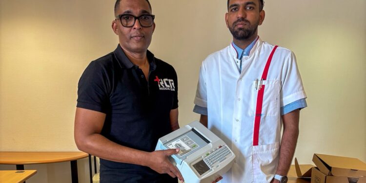 07a4ef6c fd90 450d 845a 157e70b16ae8 e1770996926190 Dr. Yvonne McKinney, M.D., heeft een draagbaar McKesson ECG-apparaat geschonken aan het RCR Zorghotel. McKinney is al ruim 25 jaar werkzaam als arts en is betrokken bij twee eigen zorginstellingen in de Verenigde Staten.