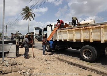 0J7A9402 1536x1024 1 In meerdere ressorten van Paramaribo worden momenteel intensieve opschoningswerkzaamheden uitgevoerd in het kader van het Krin Kondre-project. De aanpak moet wateroverlast verminderen, de afwatering verbeteren en gezondheidsrisico’s beperken. De overheid roept bewoners op om actief mee te werken en hun directe leefomgeving schoon te houden.