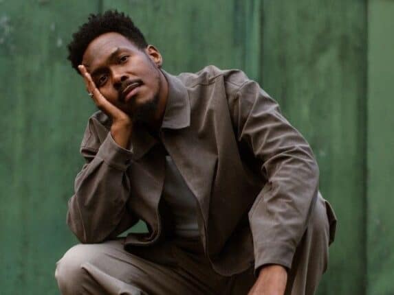 1000239864 Stichting Skrifi heeft in samenwerking met de Nederlandse Letterenfonds het Sabi festival op poten gezet om het bestaand literair programma in Suriname aan te vullen, maar vooral een specifieke doelgroep aan te trekken.