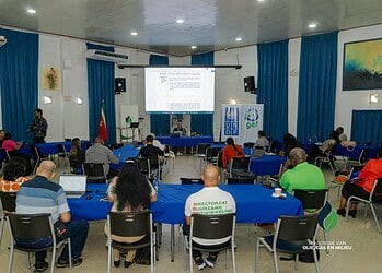 2026.02.24 Validatie Sessie 7NR 9 1536x1024 1 Directeur Milieu Ritesh Sardjoe benadrukte in zijn openingstoespraak dat Suriname in 2023 als een van de eerste landen zijn National Biodiversity Strategy and Action Plan (NBSAP) volledig heeft geactualiseerd, in lijn met internationale biodiversiteitsdoelstellingen die in december 2022 zijn vastgesteld. Hij stelde dat rapportage niet alleen een internationale verplichting is, maar ook een evaluatiemoment: waar staat Suriname met de uitvoering van het biodiversiteitsbeleid en hoe sluiten nationale inspanningen aan op internationale afspraken?