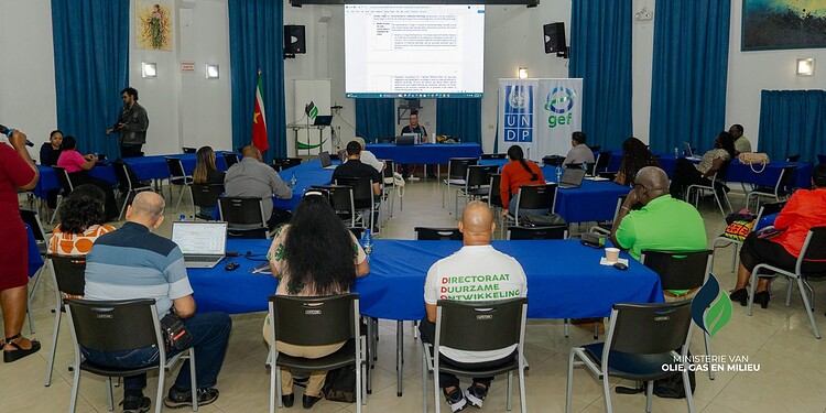 2026.02.24 Validatie Sessie 7NR 9 1536x1024 1 Directeur Milieu Ritesh Sardjoe benadrukte in zijn openingstoespraak dat Suriname in 2023 als een van de eerste landen zijn National Biodiversity Strategy and Action Plan (NBSAP) volledig heeft geactualiseerd, in lijn met internationale biodiversiteitsdoelstellingen die in december 2022 zijn vastgesteld. Hij stelde dat rapportage niet alleen een internationale verplichting is, maar ook een evaluatiemoment: waar staat Suriname met de uitvoering van het biodiversiteitsbeleid en hoe sluiten nationale inspanningen aan op internationale afspraken?