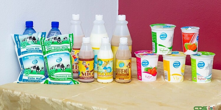 21c87695 039f 4e08 bf02 48c4263eef1a 1 1536x863 1 De positie van NV Melkcentrale op de markt is nu weer stabiel. Dit benadrukte directeur Monche Atompai gisteren bij een persmoment op het hoofdkwartier van de organisatie aan de Van Idsingastraat. De directie presenteerde twee nieuwe melkdranken die op de markt komen aan de media.