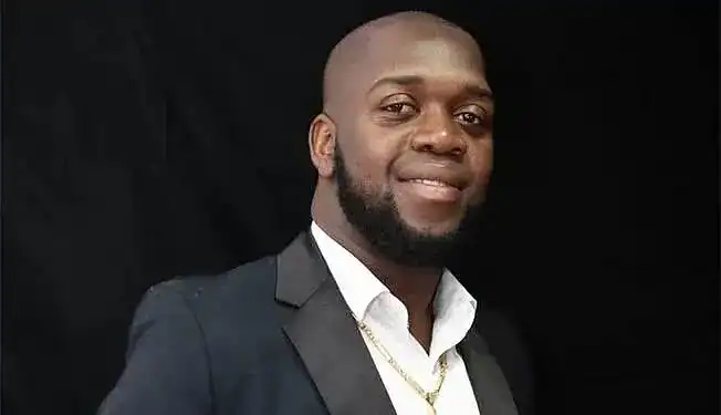 22 Monche Atompai Een reconstructie van de machtsopbouw rond Monché Monchémel bij De Melkcentrale Paramaribo, de communicatieblunder rond “MonchéMel” en de vermeende SZF-contractconstructies. Het stuk plaatst de snelle val in een bredere context van toezicht, integriteit en politieke patronage.