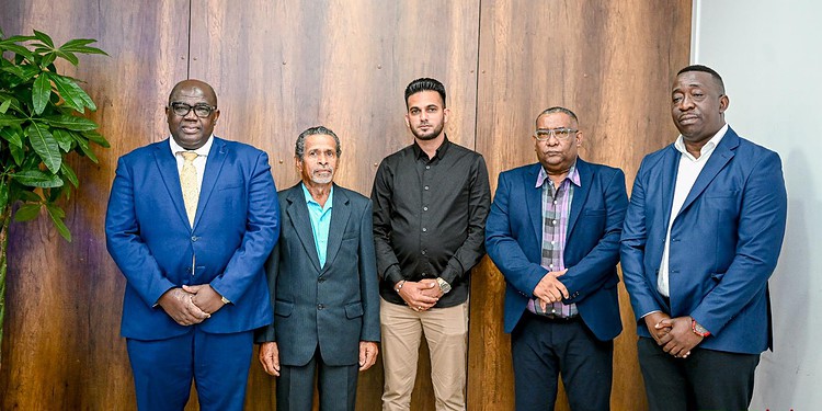 2af8d97b 484b 46aa 9e2f e62ff34eef78 De Canawaima Management Company NV heeft een nieuwe Raad van Commissarissen (RvC). Minister Raymond Landveld van Transport, Communicatie en Toerisme (TCT) installeerde de raad dinsdag 10 februari 2026. De RvC moet toezien op continuïteit van de veerverbinding South Drain–Moleson Creek.