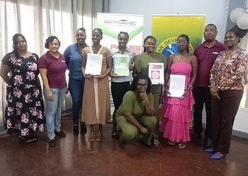 33f72b42 88c8 464b a010 2f9a9cbe145a Vier jonge vrouwelijke micro-ondernemers die inwonen bij het Wisma Karijawatie Internaat der EBGS hebben na een intensief coachingstraject hun definitieve bedrijfsplan ontvangen van de Stichting Productieve Werk Eenheden (SPWE), een werkarm van het ministerie van Volksgezondheid, Welzijn en Arbeid (VWA). De uitreiking vond plaats op maandag 2 februari 2026.