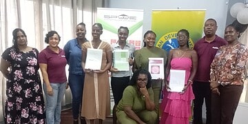 33f72b42 88c8 464b a010 2f9a9cbe145a Vier jonge vrouwelijke micro-ondernemers die inwonen bij het Wisma Karijawatie Internaat der EBGS hebben na een intensief coachingstraject hun definitieve bedrijfsplan ontvangen van de Stichting Productieve Werk Eenheden (SPWE), een werkarm van het ministerie van Volksgezondheid, Welzijn en Arbeid (VWA). De uitreiking vond plaats op maandag 2 februari 2026.