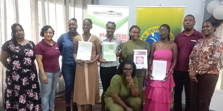 33f72b42 88c8 464b a010 2f9a9cbe145a Vier jonge vrouwelijke micro-ondernemers die inwonen bij het Wisma Karijawatie Internaat der EBGS hebben na een intensief coachingstraject hun definitieve bedrijfsplan ontvangen van de Stichting Productieve Werk Eenheden (SPWE), een werkarm van het ministerie van Volksgezondheid, Welzijn en Arbeid (VWA). De uitreiking vond plaats op maandag 2 februari 2026.