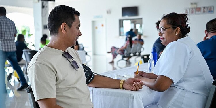 606d8fdc 9f4c 4696 86ad b9662cc9cf28 1536x937 1 Het Regionaal Ziekenhuis Wanica (RZW) heeft zaterdag 7 februari 2026 stilgestaan bij het zesjarig bestaan met een Mini Info Dag, waarbij de focus lag op twee veelvoorkomende volksziekten: hypertensie (hoge bloeddruk) en diabetes (suikerziekte).