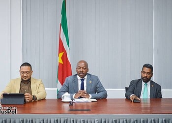 626794324 1296922935797408 3051604942105416279 n De ministers van Justitie en Politie, Defensie en Natuurlijke Hulpbronnen hebben maandag 2 februari 2026 een werkgroep van Zijin Rosebel Suriname ontvangen. In het overleg is gesproken over het verlengen van een verlopen Memorandum van Overeenstemming (MoU) uit 2021 en over extra veiligheidsmaatregelen in de omgeving van Koffiekamp en Nieuw Koffiekamp.