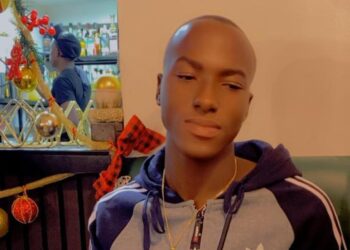 628566753 2112505346181097 777145460575735206 n e1770570324570 De 24-jarige Melvin wordt sinds zaterdag 10.00 uur vermist in het bosgebied van Zanderij. Familieleden zoeken inmiddels al bijna 24 uur op eigen kracht, maar zeggen dat hulp van de autoriteiten uitblijft. “We horen dat ze onderweg zijn, maar zien niemand komen,” zegt een familielid.