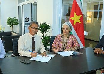 629019995 1234162788901507 6057697182914161311 n In de vergaderzaal van het Ministerie van Binnenlandse Zaken is op 19 februari een Memorandum of Understanding (MOU) ondertekend tussen het Nationaal Archief Suriname (NAS) en het Centrum voor Familiegeschiedenis (CBF) uit Nederland.