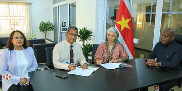 629019995 1234162788901507 6057697182914161311 n In de vergaderzaal van het Ministerie van Binnenlandse Zaken is op 19 februari een Memorandum of Understanding (MOU) ondertekend tussen het Nationaal Archief Suriname (NAS) en het Centrum voor Familiegeschiedenis (CBF) uit Nederland.