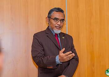 630350117 1049291024923767 4606817777242994012 n De Jagerswet is zo’n twintig jaar geleden voor het laatst aangepast, maar de implementatie bleef uit. Dat gebrek aan uitvoering bleek funest voor het natuurbehoud en vormde de belangrijkste aanleiding voor de ontwikkeling van een online jagerstraining. Donderdag 12 februari is de training in de Banquet Hall van Hotel Torarica officieel overhandigd aan het Ministerie van Grondbeleid en Bosbeheer (GBB).