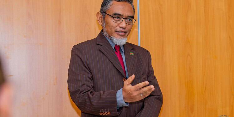 630350117 1049291024923767 4606817777242994012 n De Jagerswet is zo’n twintig jaar geleden voor het laatst aangepast, maar de implementatie bleef uit. Dat gebrek aan uitvoering bleek funest voor het natuurbehoud en vormde de belangrijkste aanleiding voor de ontwikkeling van een online jagerstraining. Donderdag 12 februari is de training in de Banquet Hall van Hotel Torarica officieel overhandigd aan het Ministerie van Grondbeleid en Bosbeheer (GBB).