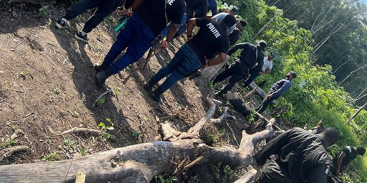 630553287 26094579063509456 6387581513329047166 n De politie Drone Unit is zondag ingezet bij de zoekactie naar de 24-jarige Melvin, die sinds zaterdag rond 10.00 uur wordt vermist in het bosgebied bij Zanderij. Volgens Mitchel Matroos van Social Army, die eveneens ondersteuning biedt, heeft de drone ongeveer twee uur gevlogen, maar zonder resultaat.
