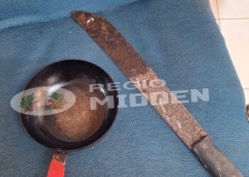 630797385 122310662690011040 4175678740496711321 n e1770729205535 In Wanica is een man met de initialen E.R. aangehouden op verdenking van mishandeling van zijn partner. De ruzie begon volgens de politie met klachten over lawaai in de ochtend en liep later uit de hand toen hij haar met een pan in het gezicht sloeg.