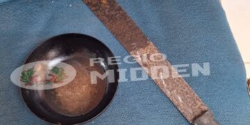 630797385 122310662690011040 4175678740496711321 n e1770729205535 In Wanica is een man met de initialen E.R. aangehouden op verdenking van mishandeling van zijn partner. De ruzie begon volgens de politie met klachten over lawaai in de ochtend en liep later uit de hand toen hij haar met een pan in het gezicht sloeg.