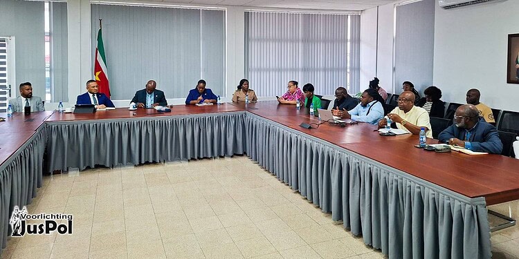 631029043 1302553431901025 8740778412802896786 n Op het ministerie van Natuurlijke Hulpbronnen (NH) is donderdag 5 februari 2026 een evaluatieoverleg gehouden over veiligheid, orde en naleving van afspraken rond mijnactiviteiten in het Matawai-gebied.