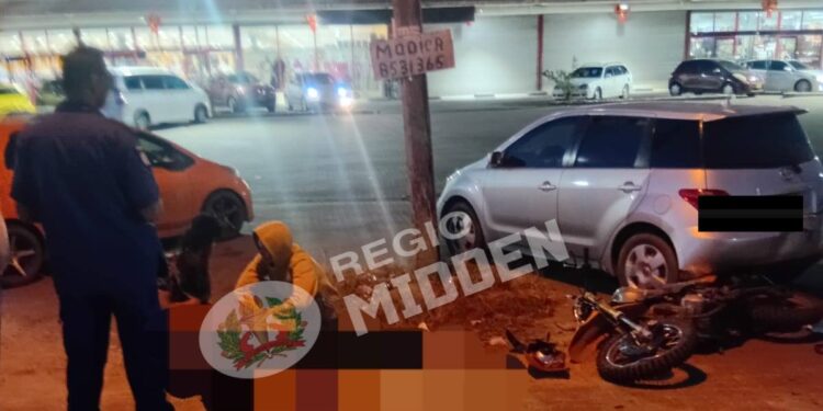 633575543 122345791478001925 3153206866646241168 n 1 e1771297714895 Het politiebureau Houttuin ontving de melding via het Command Center en stelde ter plaatse een voorlopig onderzoek in. Bij het incident waren betrokken de bromfietser P.Z., de motorrijder P.R. en de autobestuurder A.L.