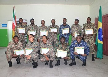 633806831 122238118706121783 5317555940138068899 n Twaalf militairen van het Nationaal Leger hebben een vijfdaagse training afgerond om de fysieke paraatheid binnen de organisatie te versterken. Met de opleiding worden interne instructeurs klaargestoomd om collega’s gerichter te trainen en betere resultaten te behalen bij de Test Fysieke Gesteldheid.