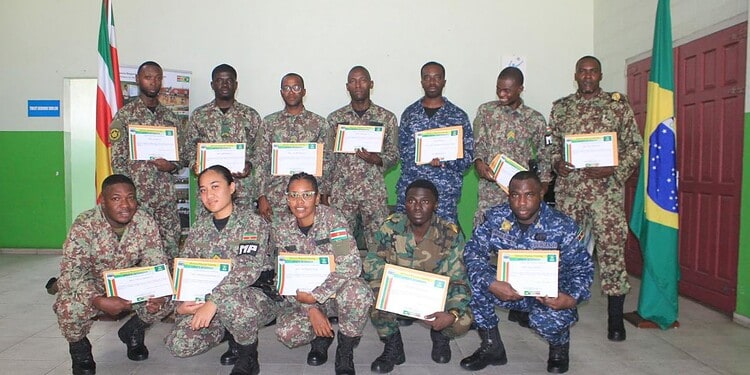 633806831 122238118706121783 5317555940138068899 n Twaalf militairen van het Nationaal Leger hebben een vijfdaagse training afgerond om de fysieke paraatheid binnen de organisatie te versterken. Met de opleiding worden interne instructeurs klaargestoomd om collega’s gerichter te trainen en betere resultaten te behalen bij de Test Fysieke Gesteldheid.