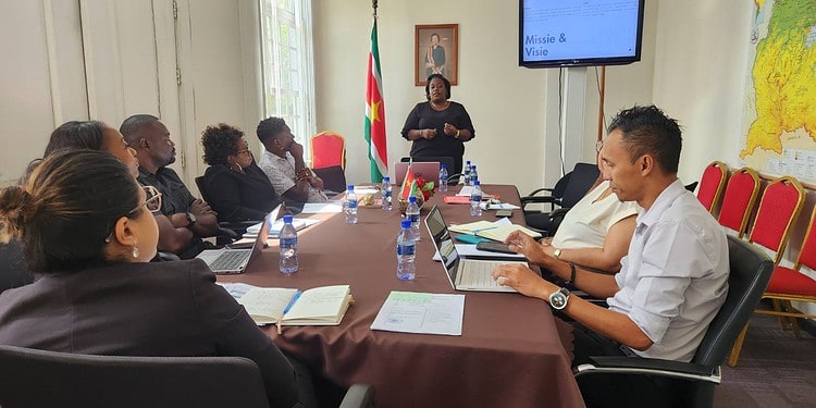 634914082 1327306549429180 96796562853959919 n Vertegenwoordigers van Stichting Push Forward en het Ministerie van Jeugdontwikkeling en Sport (JOS) hebben op vrijdag 13 februari 2026 een eerste overleg gevoerd om de mogelijkheden voor een strategische samenwerking te verkennen. Het gesprek vond plaats op het ministerie en was gericht op het bundelen van krachten om de ontwikkeling van Surinaamse jongeren te versterken.