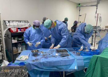 634918946 1244591434519335 6172566772639117267 n Het Academisch Ziekenhuis Paramaribo (AZP) meldt dat bij de 18-jarige patiënt sprake was van ernstig aortaletsel, een aandoening die bij verkeersslachtoffers vaak fataal afloopt. Door snelle besluitvorming, intensief overleg met specialisten uit Nederland en nauwe samenwerking binnen het ziekenhuis kon tijdig gespecialiseerde zorg worden ingezet.