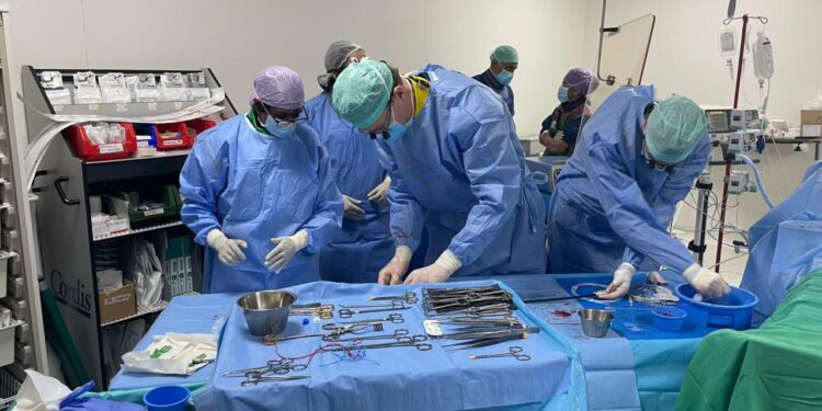 634918946 1244591434519335 6172566772639117267 n Het Academisch Ziekenhuis Paramaribo (AZP) meldt dat bij de 18-jarige patiënt sprake was van ernstig aortaletsel, een aandoening die bij verkeersslachtoffers vaak fataal afloopt. Door snelle besluitvorming, intensief overleg met specialisten uit Nederland en nauwe samenwerking binnen het ziekenhuis kon tijdig gespecialiseerde zorg worden ingezet.