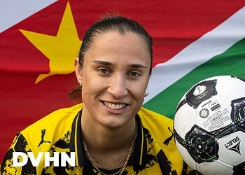 637675656 1523258899809064 3367744355272267806 n Jenske Steenwijk (21) uit Emmen vliegt op 24 februari, voor het eerst in haar leven, naar Suriname. De verdedigster van Borussia Dortmund is opgeroepen voor de interland van Suriname tegen Haïti. Omdat haar vader Nitesh Djoegan uit het Zuid-Amerikaanse land komt, heeft Steenwijk een dubbele nationaliteit.