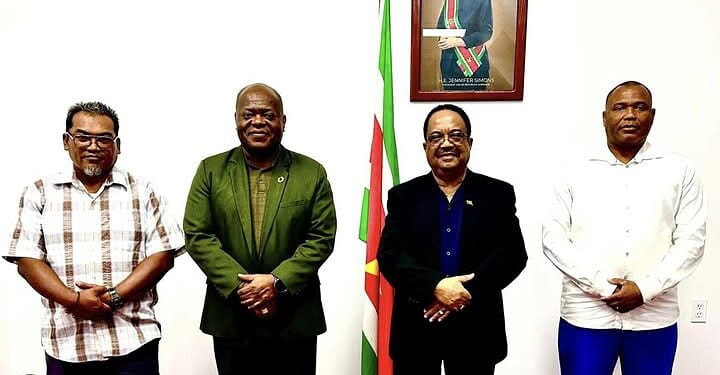 Bond RO ziet schot in vastgelopen personeelsdossiers na toezeggingen VP en Bee 1 637931638 1476316277828688 6589809018738890681 n Na bemiddeling door vicepresident Gregory Rusland lijkt een einde in zicht aan de acties van personeel van Regionale Ontwikkeling. Na overleg met minister Marinus Bee en bondsvoorzitter Romeo Ravenberg is volgens betrokkenen meer duidelijkheid ontstaan over de afhandeling van achterstallige personeelsstukken.