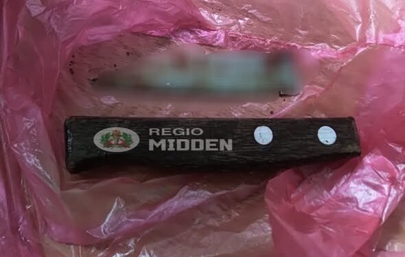 Politieagent met steekverwondingen opgenomen in AZP; onderzoek loopt 1 640277579 122312661248011040 9216772204373842560 n De brigadier van politie R.G., die tijdelijk is gedetacheerd in Atjoni, heeft in de vroege ochtend van zaterdag 21 februari 2026 twee steekverwondingen opgelopen tijdens surveillance.