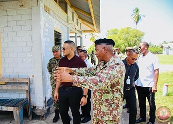 641433595 122239038920121783 4223494808839470341 n Minister Uraiqit Ramsaran van Defensie heeft een werkbezoek gebracht aan Regio West van het Nationaal Leger. In Nickerie sprak hij met militairen over knelpunten en versterking van de defensiecapaciteit, en benadrukte hij het strategisch belang van het district voor de nationale veiligheid.
