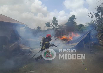 643361733 122313577082011040 4503311453566372142 n Een houten woning aan de Claudiawensweg in Santodorp (district Wanica) is op woensdag 25 februari 2026 volledig door brand verwoest. De politie van bureau Santodorp kreeg de melding binnen via het Command Center en ging direct ter plaatse.