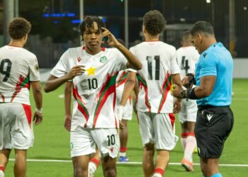 643706813 1328904169271678 5694711016485486572 n e1772115022224 Xavi Dors is niet te stoppen voor Natio U-20 op de CONCACAF U-20 Qualifiers 2026, het kwalificatietoernooi voor het CONCACAF U-20 Championship 2026. In de eerste wedstrijd vond de aanvaller vier keer het net tegen Belize, dat met 7-2 werd verslagen. Woensdagavond voegde hij daar twee doelpunten aan toe, waarmee Suriname Frans-Guyana met 2-0 klopte.