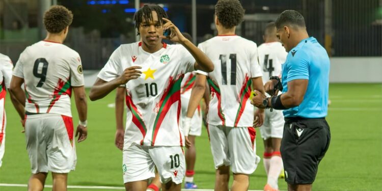 643706813 1328904169271678 5694711016485486572 n e1772115022224 Xavi Dors is niet te stoppen voor Natio U-20 op de CONCACAF U-20 Qualifiers 2026, het kwalificatietoernooi voor het CONCACAF U-20 Championship 2026. In de eerste wedstrijd vond de aanvaller vier keer het net tegen Belize, dat met 7-2 werd verslagen. Woensdagavond voegde hij daar twee doelpunten aan toe, waarmee Suriname Frans-Guyana met 2-0 klopte.