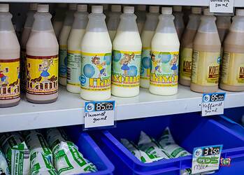 6e833342 47cd 4809 bf96 0b3358b7f870 De Melkcentrale NV (MCP) heeft maandag de winkel aan de Van Idsingastraat opnieuw in gebruik genomen. Directeur Monché Atompai kondigde daarbij plannen aan voor uitbreiding van faciliteiten en de introductie van nieuwe producten in de komende periode.