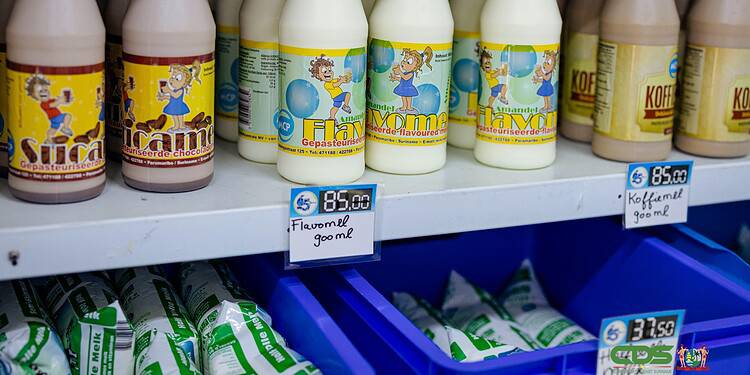 6e833342 47cd 4809 bf96 0b3358b7f870 De Melkcentrale NV (MCP) heeft maandag de winkel aan de Van Idsingastraat opnieuw in gebruik genomen. Directeur Monché Atompai kondigde daarbij plannen aan voor uitbreiding van faciliteiten en de introductie van nieuwe producten in de komende periode.